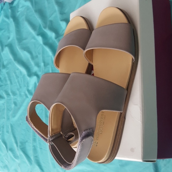 Naturalizer Grey Sandals - Picture 4 of 6